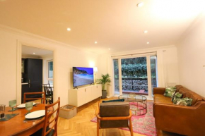 Ground floor 2 bed apt with garden and parking